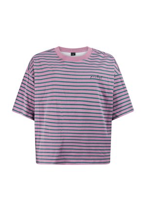 Roze cropped T-shirt met horizontale donkergroene strepen en een klein zwart tekstlogo op de linkerbovenkant, getoond op een witte achtergrond.