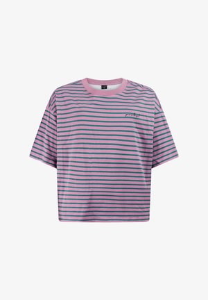 Roze cropped T-shirt met horizontale donkergroene strepen en een klein zwart tekstlogo op de linkerbovenkant, getoond op een witte achtergrond.