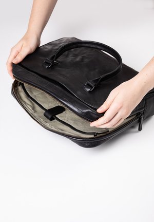 Aunts & Uncles MRS. QUINCE PIE - Aktentasche - black smoke