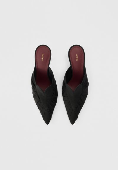 Čierne nazúvacie topánky s špicatou špičkou, so zhrnutou textúrou látky a bordovými stielkami. Hladký povrch bez viditeľných kovových častí.