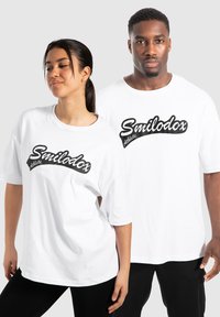 Smilodox UNISEX MACEY FRONT PRINT - Camiseta estampada - weiß
