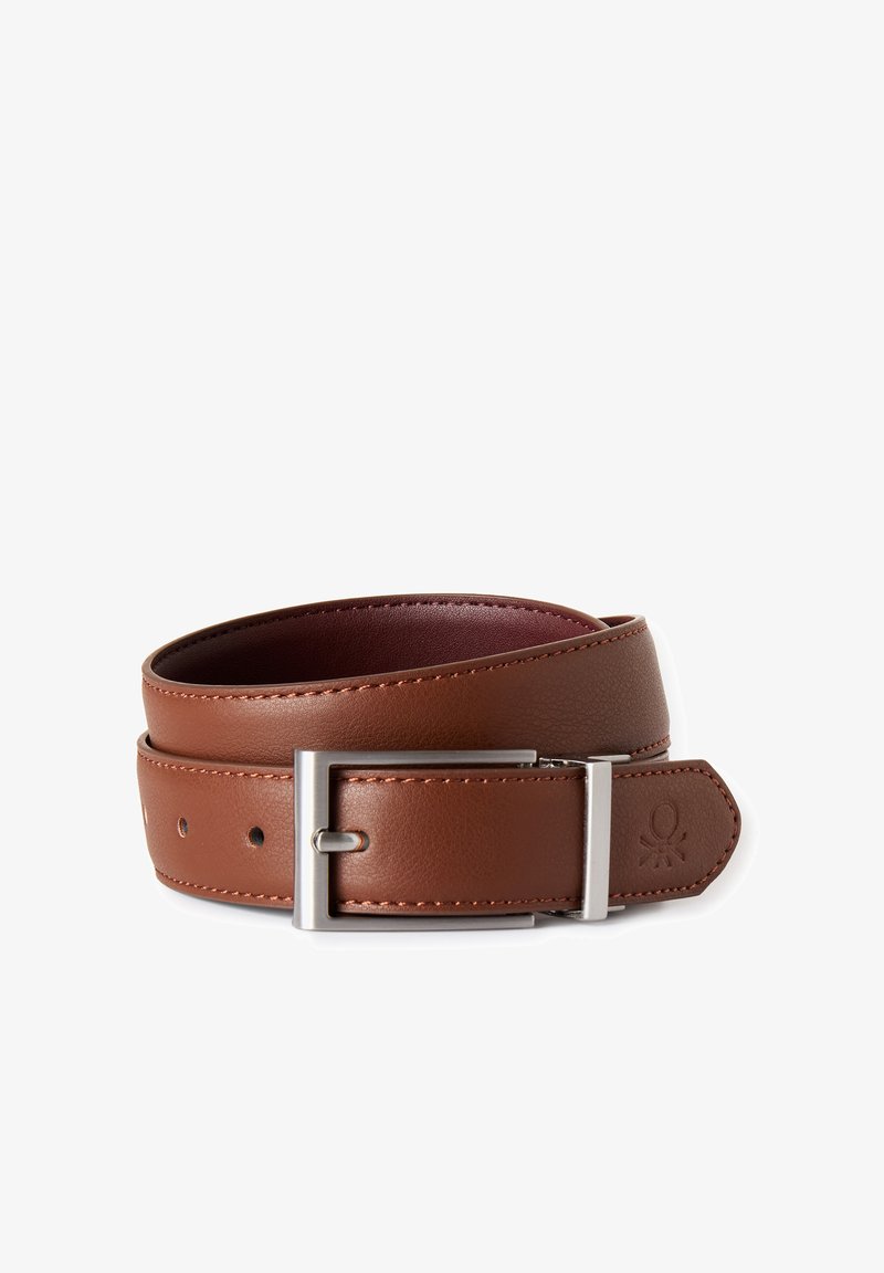 Brązowy skórzany pasek z srebrną prostokątną klamrą, zwinięty i leżący na białym tle, z przeszywanymi krawędziami i tłoczonym logo.