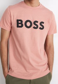BOSS Triko s potiskem - pink