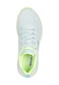 Zapatilla deportiva de color azul claro con parte superior de malla transpirable, cordones blancos y acentos en amarillo neón. La plantilla está marcada como "Espuma de memoria."