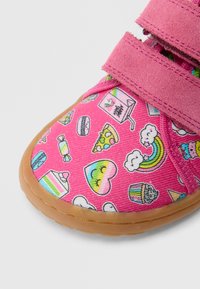 Roosa kangast king, millel on värvikas trükk magustoitudest, vikerkaartest ja kommide motiiviga, kummist põhjaga ja kahe takjapaelaga.