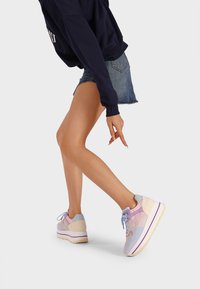 Sneaker leggere con colori pastello, tra cui rosa, blu e crema. Il design presenta una superficie testurizzata e una suola bianca spessa.