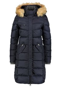 Marinblå puffjacka med fuskpäls på huvan, vertikalt quiltad design, dragkedjefickor på sidorna, ribbade ärmslut och en dragkedjestängning framtill.