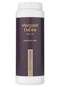 Bouteille blanche avec une étiquette violette. Le texte doré indique "Margaret Dabbs London Poudres Fabuleuses pour les Pieds." Forme cylindrique élégante.