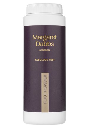Bouteille blanche avec une étiquette violette. Le texte doré indique "Margaret Dabbs London Poudres Fabuleuses pour les Pieds." Forme cylindrique élégante.