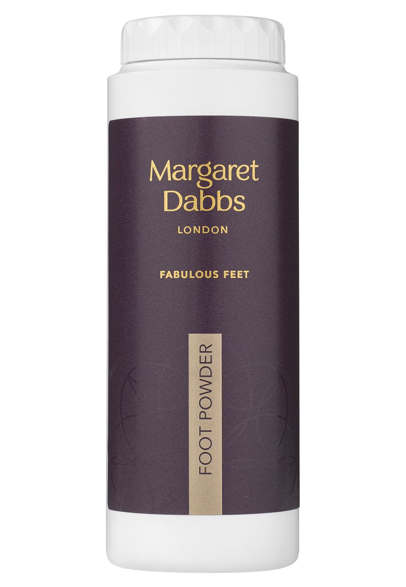 Bouteille blanche avec une étiquette violette. Le texte doré indique "Margaret Dabbs London Poudres Fabuleuses pour les Pieds." Forme cylindrique élégante.
