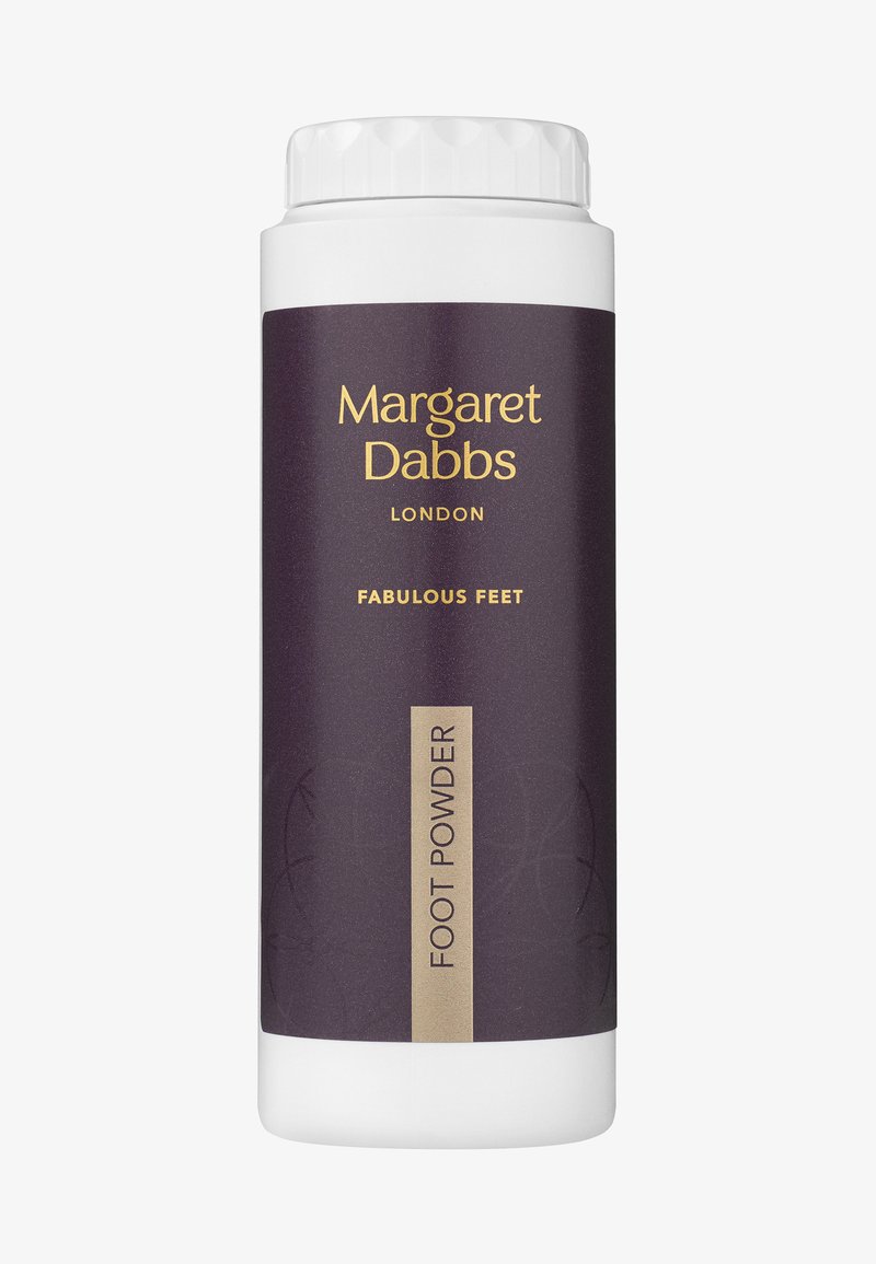 Vit flaska med en lila etikett. Gyllene texten lyder "Margaret Dabbs London Fabulously Feet Fotpuder." Slank, cylindrisk form.