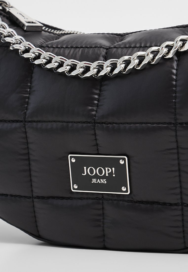 Schwarze gesteppte Tasche mit einer Kettenriemen, die eine silberne Logo-Plakette und eine glatte, glänzende Stofftextur aufweist. Kompakte, runde Form.