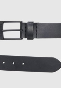 Μαύρη δερμάτινη ζώνη με ορθογώνια μαύρη μεταλλική αγκράφα, διαθέτει πολλαπλές τρύπες και λεία υφή. Διακοσμημένη με το όνομα της μάρκας «Levi's».