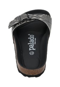 Zwarte en grijze sandalen met een kurken voetbed, verstelbare gesp en rubberen zool. Kenmerkt zich door een gestructureerd bandontwerp en een gevoerd voetbed.