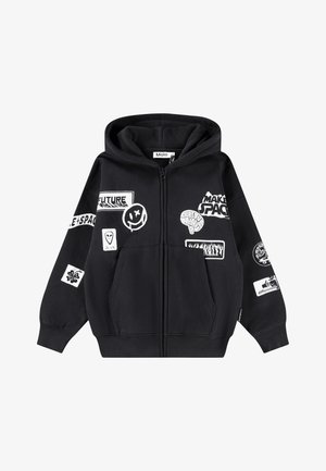 Svart hettegenser med glidelås, som har en snorhette, store frontlommer og ulike hvite grafiske lapper med tekst og design.