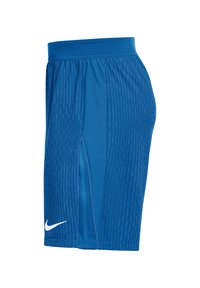 Blaue Sportshorts aus leichtem Material. Mit horizontalem Streifenmuster, elastischem Taillenbund und seitlichen Schlitzen für Beweglichkeit.