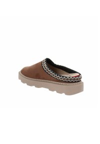 Scarpa slip-on in suede marrone con una fodera nera testurizzata, cuciture decorative multicolore attorno al colletto e una suola spessa beige.