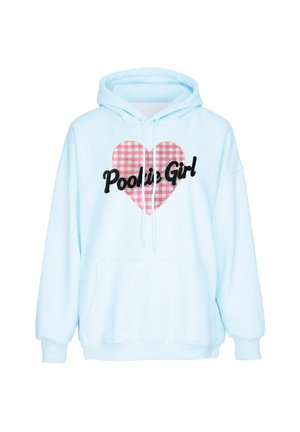 Lyseblå hættetrøje med frontlomme, pinkternet hjertegrafik og sort tekst med teksten "Pookie Girl" over brystet.