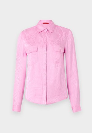 Camisa de manga larga rosa con estampado de serpiente, cierre frontal de botones, cuello y dos bolsillos en el pecho; textura suave y diseño ajustado.