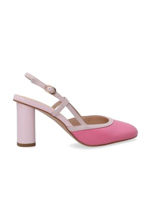 Roze slingback hoge hak schoen met een gladleren bovenzijde, ronde neus en een blokhak. Bevat een contrasterende lichtroze band en gesp.