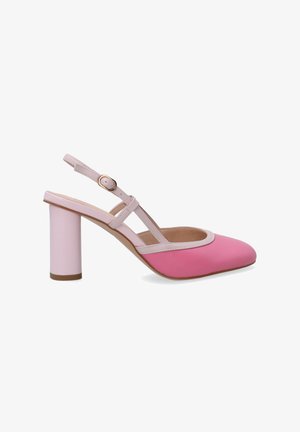 Różowy but na obcasie z odkrytymi piętami, wykonany z gładkiej skórzanej cholewki, z okrągłym noskiem i słupkowym obcasem. Posiada kontrastowy jasnoróżowy pasek i klamrę.