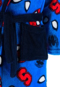 Blauer Fleece-Bademantel mit Spider-Man- und Spinnenmustern, ausgestattet mit einem navyfarbenen Gürtel und Taschen. Weiche Textur und lebendige Farben, die durch rote und weiße Akzente charakterisiert sind.