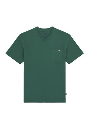 T-shirt verde in cotone con scollatura a girocollo, maniche corte e taschino sul petto. Presenta una piccola etichetta con logo sulla tasca e sull'orlo laterale.