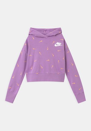 Lila paarse Nike-hoodie met verspreide oranje Swoosh-logo's en een wit Nike-tekstlogo op de borst, lange mouwen en een capuchon.