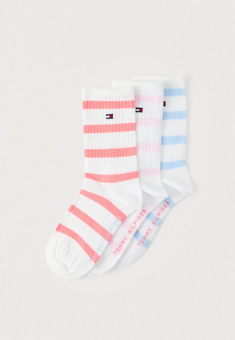 Ensemble de trois chaussettes rayées en coton. Présente des rayures roses, rose clair et bleues sur fond blanc. Chacune comporte un logo près de la cheville.