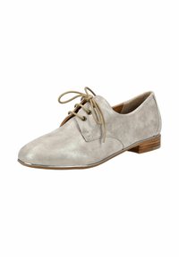 Scarpa di camoscio grigio chiaro con lacci, punta affusolata, design minimalista, piccolo tacco in legno e rifiniture metalliche lungo la suola.