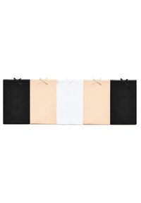 Cinque canotte in tessuto nei colori nero, bianco e in due tonalità di nude. Ognuna ha un delicato accento a fiocco nella parte superiore e una texture liscia.