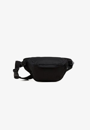 Marsupio nero realizzato in tessuto resistente, con una forma curva, cinturino regolabile, tasca frontale con zip e dettaglio logo impresso.