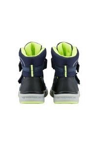 Een paar marineblauwe en neon groene hoge sneakers met klittenbandsluitingen en grijze zolen, gezien vanaf de achterkant.