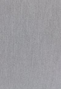 Tissu gris avec un tissage texturé subtil et un léger éclat ; couleur uniforme sans motifs ou accents distincts.