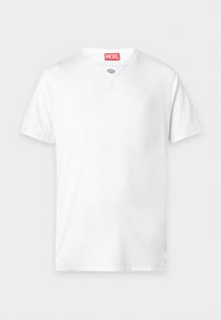Απλό λευκό t-shirt με κοντά μανίκια και στρογγυλή λαιμόκοψη, με μια μικρή ραμμένη τριγωνική λεπτομέρεια κάτω από τον γιακά και κόκκινη ετικέτα Diesel μέσα στη λαιμόκοψη.