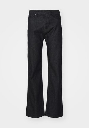 Mustat denimgin yhdistetty suora lahje, johon kuuluu klassinen viiden taskun asettelu ja hienovaraiset ompeluyksityiskohdat. Ei näkyvää brändäystä.