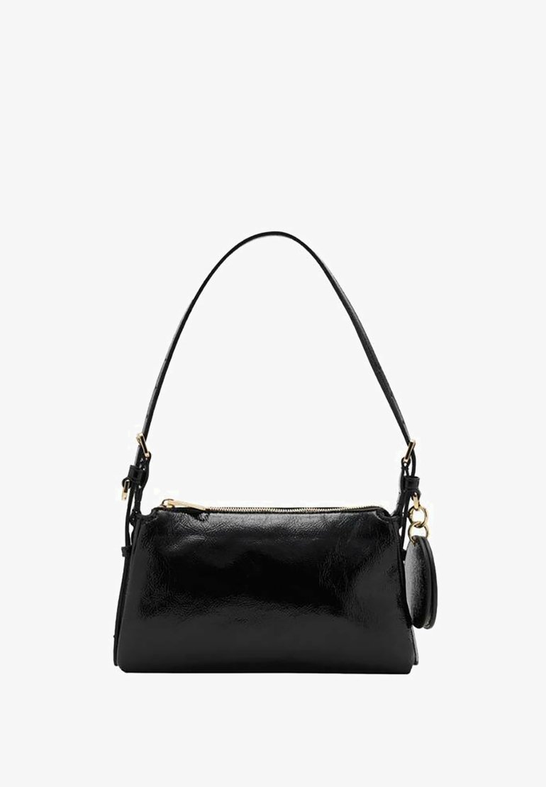 Borsa a mano in pelle nera con texture liscia, dettagli in metallo dorato, una sola tracolla e un piccolo portafoglio attaccato. Chiusura con zip.