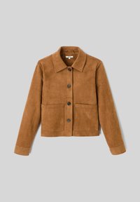 Veste en daim marron avec un col classique, fermeture à boutons sur le devant et deux grandes poches appliquées. Texture lisse et silhouette structurée.