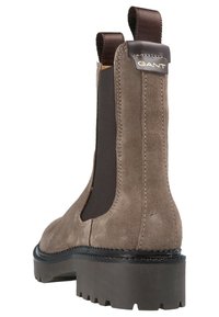 Braune Chelsea-Stiefel aus Wildleder mit elastischen Seitenteilen und einer strukturierten Gummisohle. Mit markiertem Zuglasche und Nähte-Details.