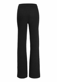 Mustat, teksturoidut neulehousut, joissa on leveä lahkeidesign. Vaakasuora ribbikuvio kangassa ja istuva vyötärönauha ylhäällä.