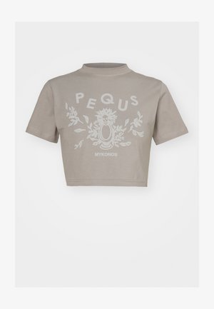 Lühikeste varrukatega lühikesed T-särk beežist puuvillast, millel on valge graafiline print sõnaga "PEQUS" ja lillemotiivid, ümmargune kaelus ja puhtad ääred.