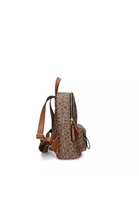 Mochila de tela marrón con estampado y detalles en cuero beige, cremallera lateral, tirantes ajustables y pequeño bolsillo frontal con cierre de cordón.