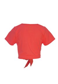 Kratke rokave, skrajšan top v svetlem koralnem, narejen iz gladkega materiala. Ima zanko na hrbtu in okroglo ovratnico.