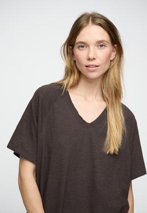 Mørkebrun V-hals T-shirt med korte ærmer og afslappet pasform, lavet af letvægtsstof med en let struktureret overflade.