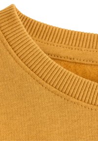 Der Strickpullover verfügt über einen runden, gerippten Ausschnitt und ist in einem senfgelben Farbton mit weicher Textur und gleichmäßigen Stichen gefertigt.