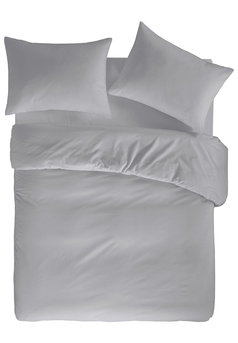 Il set di biancheria da letto grigia include una copertura per piumone e due federe coordinate. Texture liscia con minime pieghe e un design semplice e moderno.