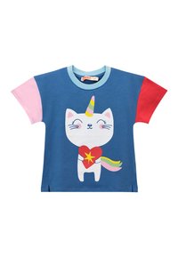 Camiseta azul para niños con mangas rosas y rojas con un unicornio gato blanco sosteniendo un corazón rojo con una estrella amarilla.