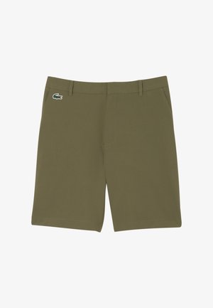 Pantaloni corti verde oliva realizzati in un tessuto liscio, dotati di tasche laterali e un piccolo logo sul cinturino.