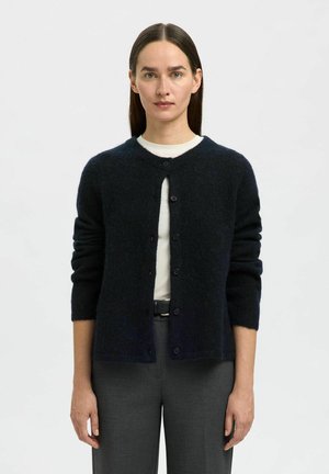 Navyblauwe gebreide cardigan van zacht materiaal, met een knoopsluiting aan de voorkant, een ronde halslijn en driekwart mouwen.