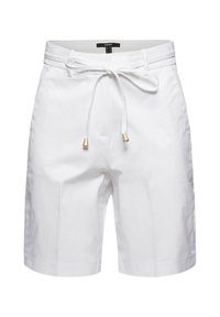 Shorts blancs mi-longs avec une ceinture en tissu nouée en nœud, ornée d'embouts métalliques dorés aux extrémités de la ceinture et de passants sur la taille.